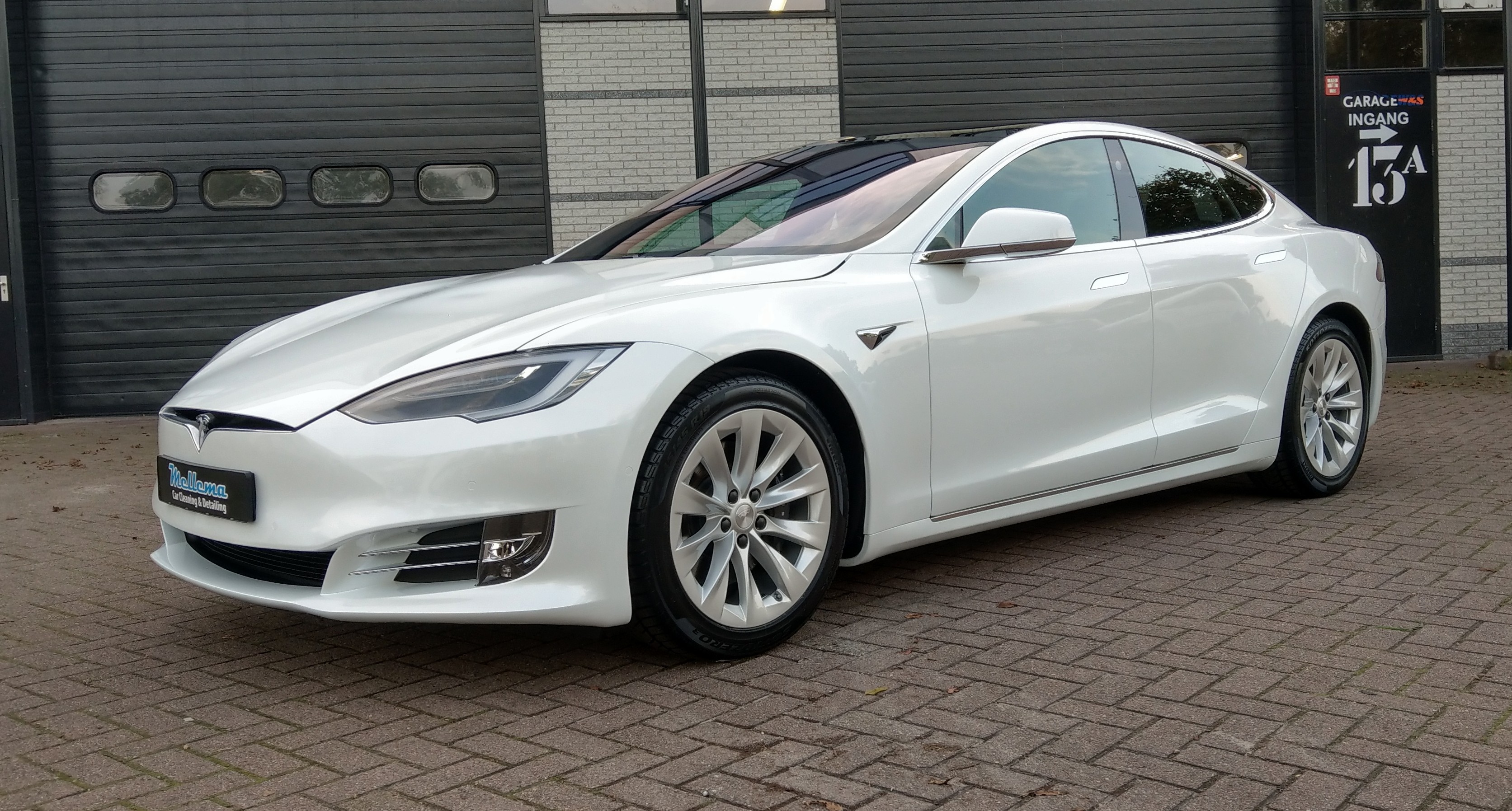 Tesla Model S - pearl white